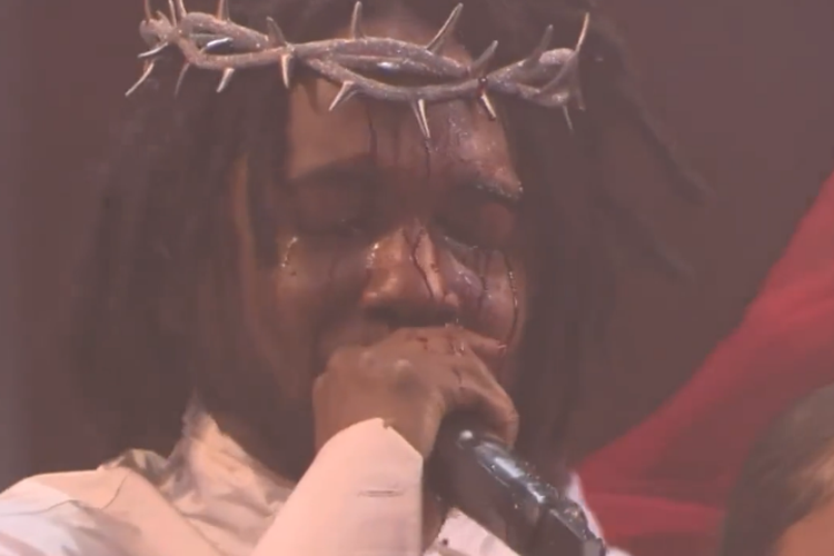Kendrick Lamar dengan mahkotanya