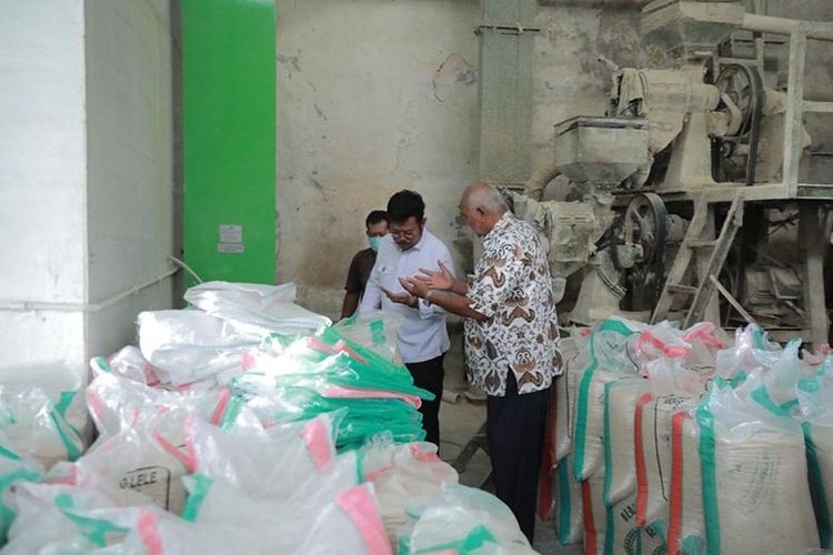 Menteri SYL mengunjungi gudang beras di Delanggu, Klaten. 