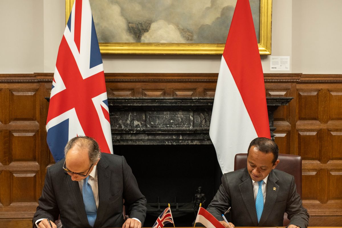 Menteri Investasi/Kepala BKPM Bahlil Lahadalia menandatangani nota kesepahaman kerja sama investasi dengan Departemen Perdagangan Internasional Perserikatan Kerjaan Britania Raya dan Irlandia Utara, di Inggris, Kamis (27/10/2022).