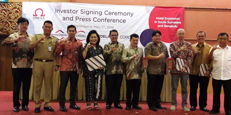 Penandatanganan kontrak kerja sama antara pihak Omega Hotel Management, operator Cordela Hotel dan para investor di Palembang, Senin (7/5/2018). Sebanyak 5 hotel akan segera beroperasi di Sumsel, 2 hotel di Palembang, 1 hotel di Sekayu, 1 hotel di Lubuklinggau dan 1 hotel di Bengkulu.