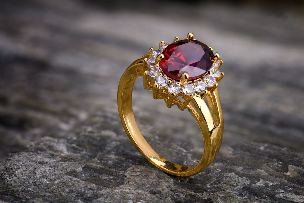 Cincin tunangan batu ruby