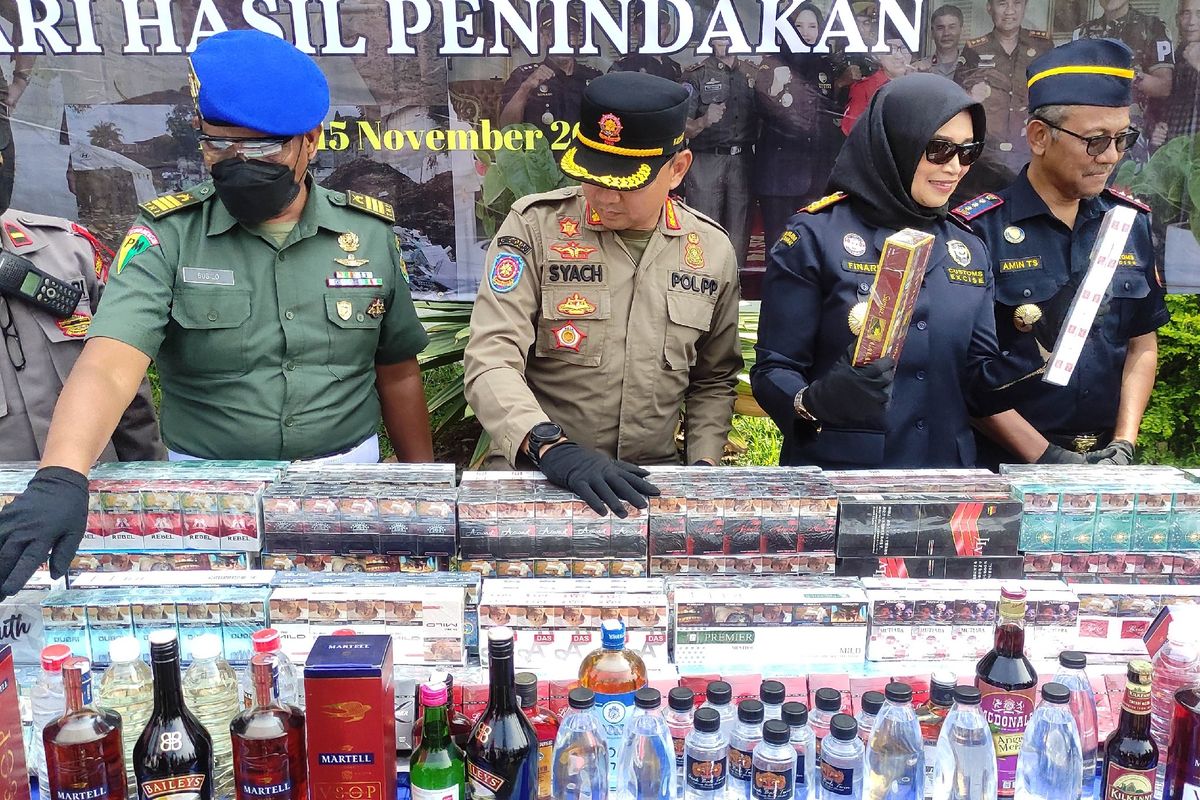 Sejumlah barang bukti rokok ilegal dan minuman beralkohol yang disita Bea Cukai Bogor, Jawa Barat, Rabu (15/11/2023).