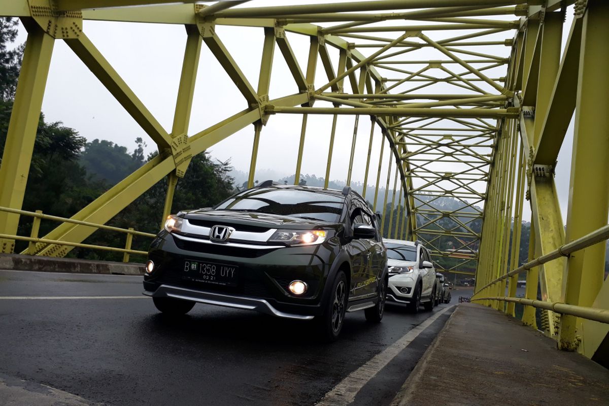 Honda BR-V di jembatan Kamojang, Garut.