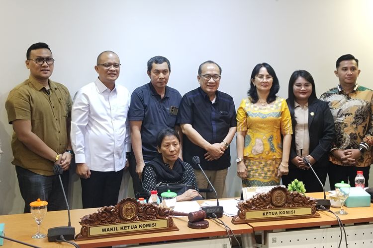 RDP Kasus Kematian Eks Istri Polisi di Medan, Ibu Menangis Minta Makam Anak Diekshumasi