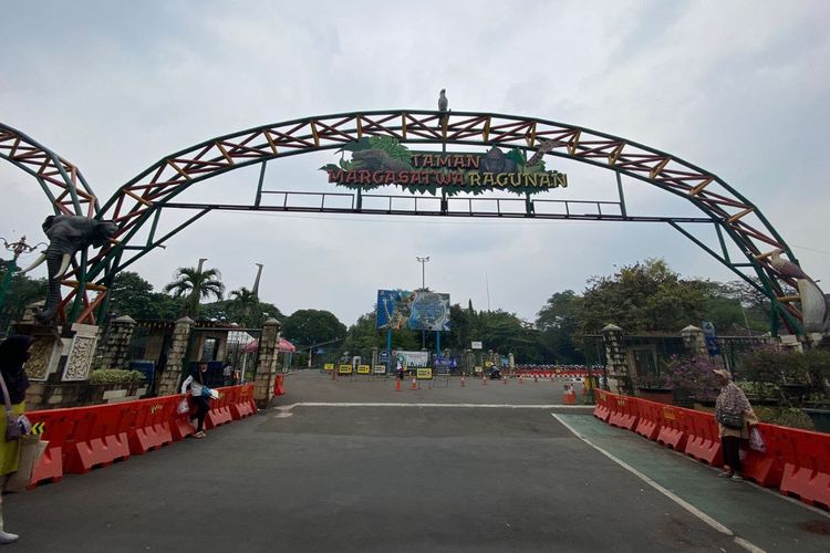 Pintu Utama Ragunan (pintu utara) yang menjadi pintu masuk Kebun Binatang Ragunan atau Taman Margasatwa Ragunan, Jakarta Selatan, pada Rabu (26/7/2023).