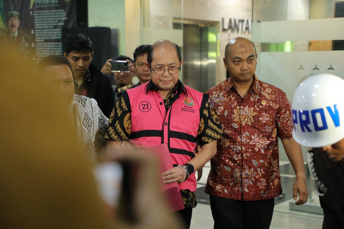 Direktur Jenderal Anggaran Kementerian Keuangan Isa Rachmatarwata (IR) memakai baju tahanan saat digiring keluar di Kawasan Gedung Kejaksaan Agung, Jakarta, Jumat (7/2/2025)