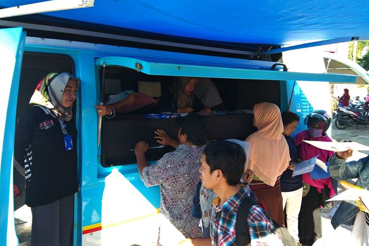Layanan gratis akte kelahiran bagi warga berusai 0-18 tahun yang dilaksanakan Dinas Kependudukan dan Catatan Sipil Kabupaten Nunukan Kalimantan Utara langsung diserbu warga. Blanko cetak langsung yang disediakan sebanyak 100 lembar langsung ludes dalam 2 jam.