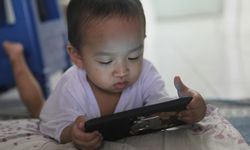 Mencegah Anak Kecanduan Gadget lewat Literasi Digital Orangtua