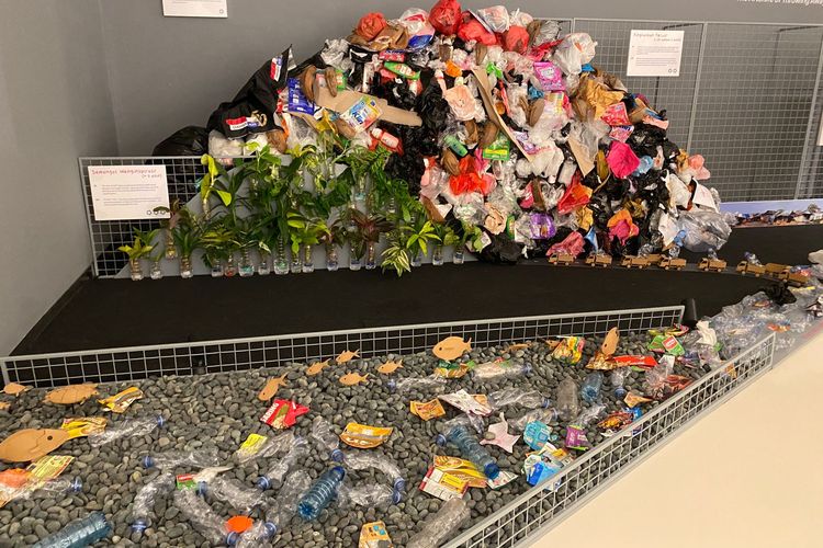 Desainer membuat miniatur TPST Bantargebang dari sampah, Kamis (5/2/2026). 