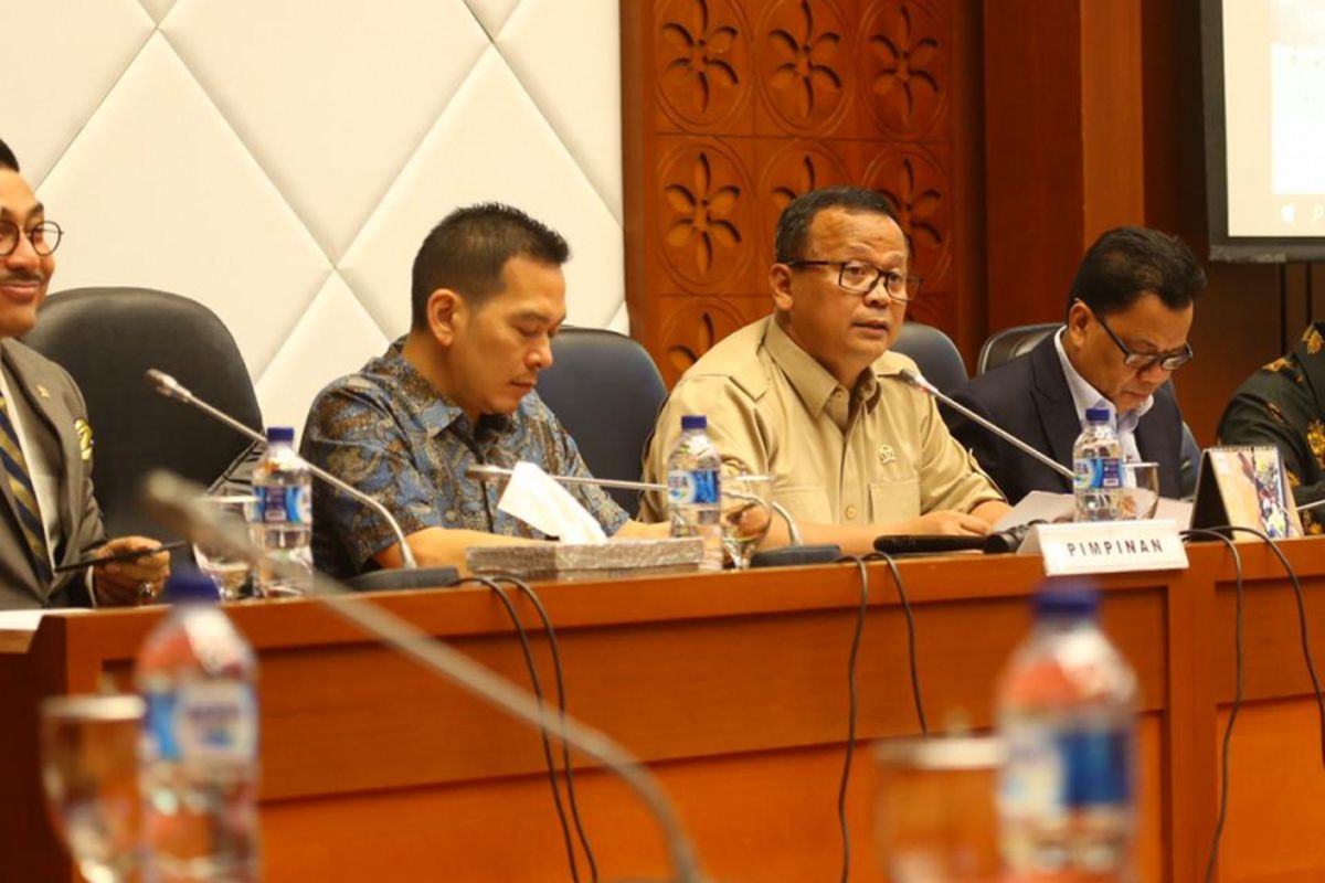 Ketua Komisi IV DPR RI Edhy Prabowo (tiga dari kiri) selaku Ketua Rapat Kerja antara Menteri Pertanian Andi Amran Sulaiman dengan Komisi IV DPR RI di Gedung Nusantara, Senayan, Jakarta pada Senin (22/10/2018)