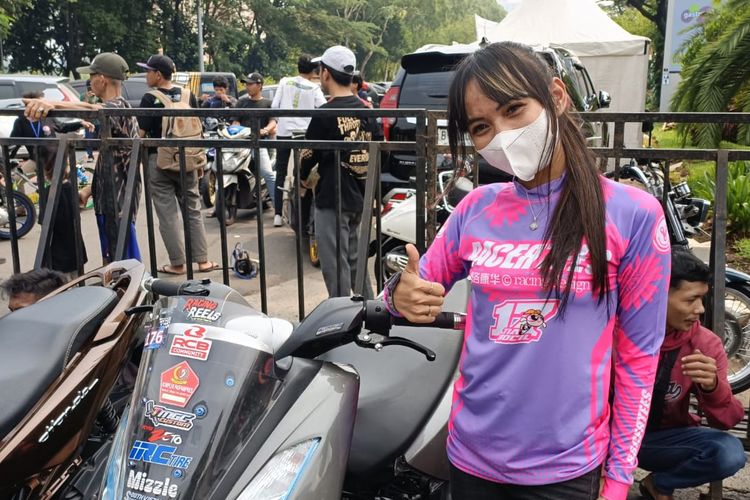 Tia Bocil (25), pebalap perempuan yang juga hadir dan berkompetisi di ajang street race edisi ke-7 yang digelar di Jalan Benyamin Sueb, Kemayoran, Jakarta Pusat, Minggu (25/6/2023).