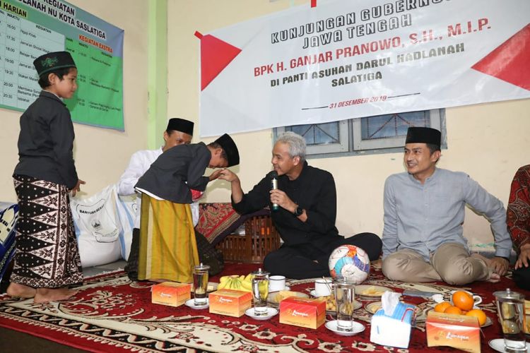 Gubernur Jawa Tengah Ganjar Pranowo dan Wali Kota Salatiga di Panti Asuhan Darul Hadlanah. 