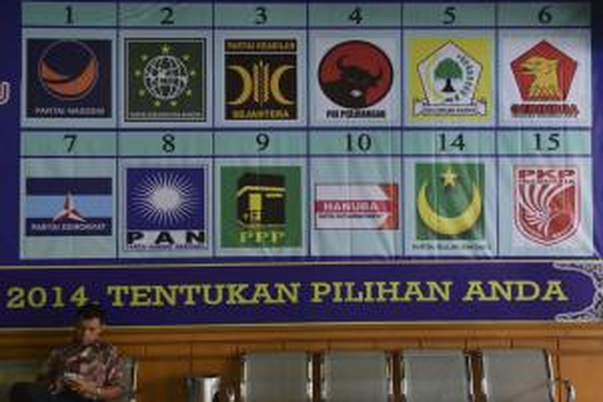 Logo dan nomor urut partai politik peserta Pemilu 2014 terpasang di lobi Gedung RRI, Jakarta, Rabu (26/2/2014). Komisi Penyiaran Indonesia diminta tegas dalam menindak pelanggaran dalam peraturan siaran kampanye yang beberapa waktu terakhir kerap terjadi.
