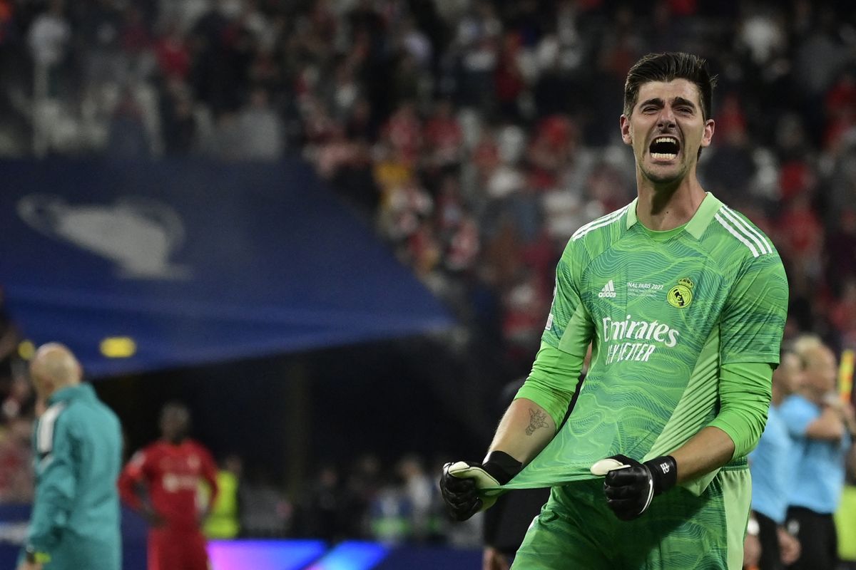 Kiper Real Madrid Thibaut Courtois berselebrasi setelah pertandingan final Liga Champions UEFA antara Liverpool vs Real Madrid di Stade de France di Saint-Denis, Paris, pada 28 Mei 2022. - Real Madrid memenangi pertandingan 1-0.