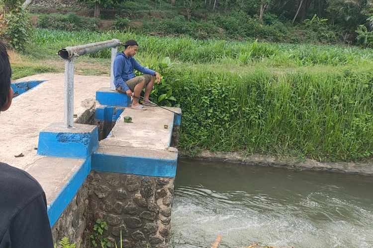 Kondisi air sungai yang menjadi tempat mandi anak sebelum kulitnya melepuh di Kabupaten Jember, Selasa (16/1/2024)