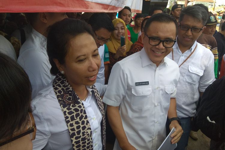 Menteri Rini saat berkunjung ke pasar Rogojampi Jumat (6/4/2018)