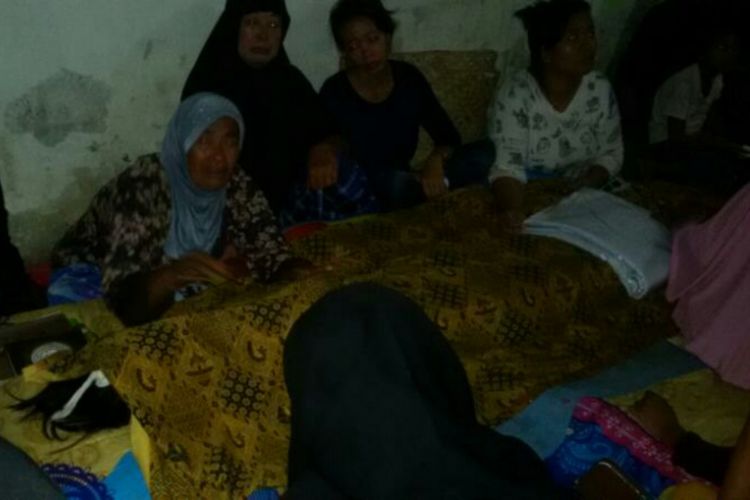 Jasad Iksan (20) yang tewas ditikam mahasiswa tengah disemayamkan di rumah duka dan disambut histeris pihak keluarga, Senin, (17/4/2017).