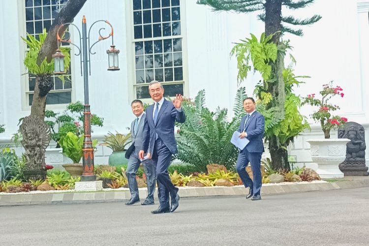Menteri Luar Negeri China Wang Yi usai bertemu Presiden Joko Widodo di Istana Kepresidenan, Jakarta, Kamis (18/4/2024).