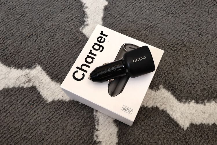 Oppo Car Charger 80W bersama kotaknya.