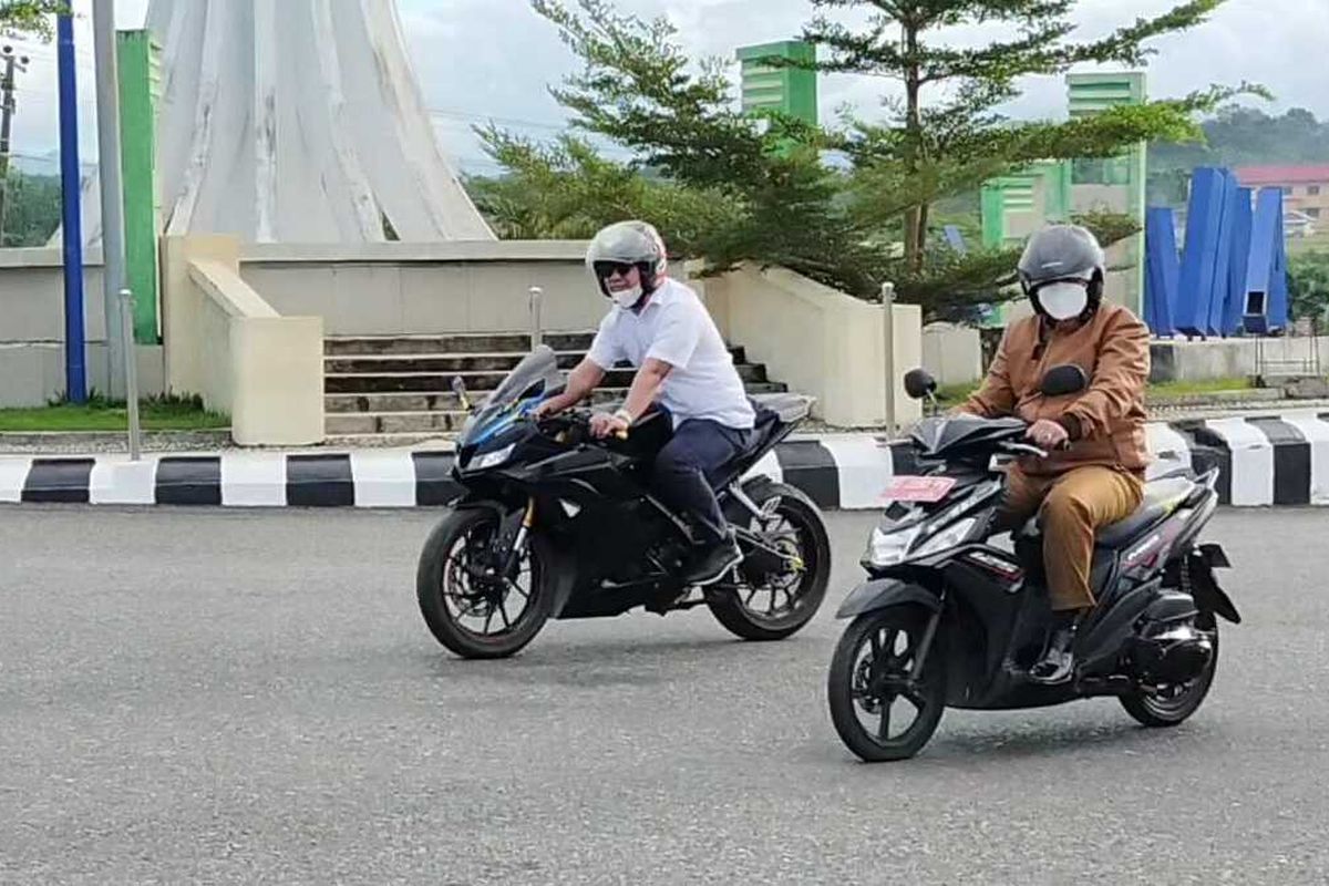 Bupati Seluma dan wakilnya naiki motor masuk kerja di hari pertama