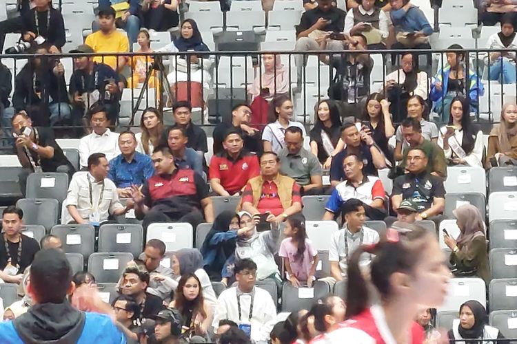 Mantan Presiden Republik Indonesia, Susilo Bambang Yudhoyono, menyaksikan laga ekshibisi Red Sparks vs Indonesia All Star di Indonesia Arena, Jakarta, Sabtu (20/4/2024).