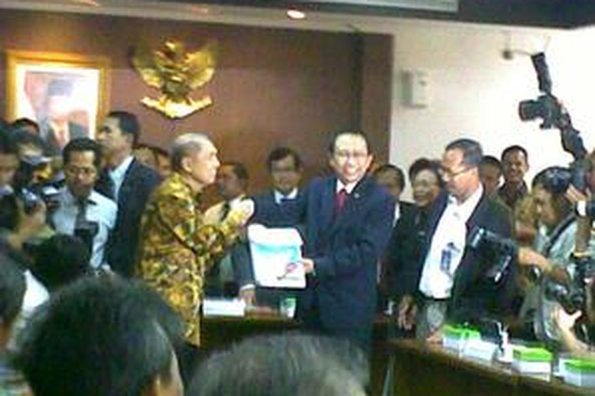 Ketua Badan Pemeriksa Keuangan (BPK) RI Hadi Purnomo menyerahkan hasil audit investigasi BPK secara simbolik kepada Ketua DPR RI Marzuki Alie di Gedung DPR RI, Senin (23/11).