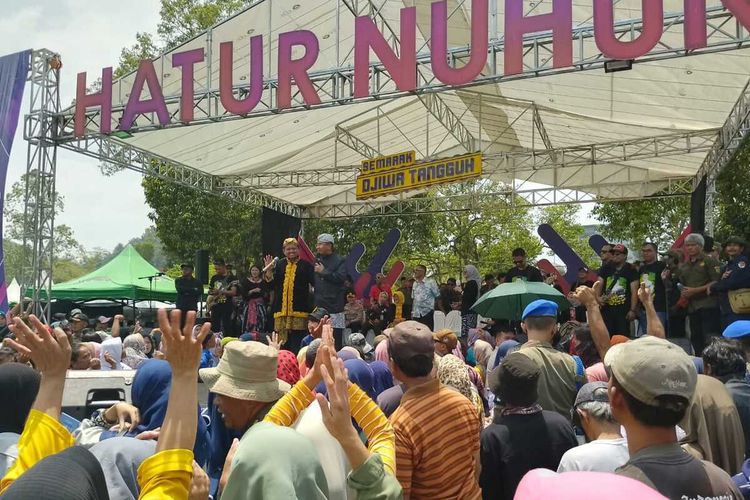Bupati Sumedang Dony Ahmad Munir dilepas ribuan warga di Alun-alun Sumedang, Selasa (19/9/2023). 