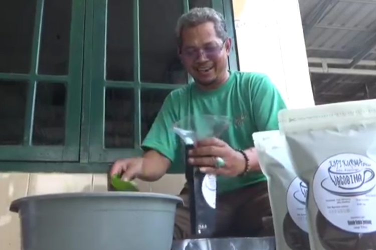 Muhamad Nuhin (56), warga Desa Ngrandulor, Kabupaten Jombang, Jawa Timur, mengolah biji kurma menjadi serbuk minuman yang diklaim baik untuk kesehatan.