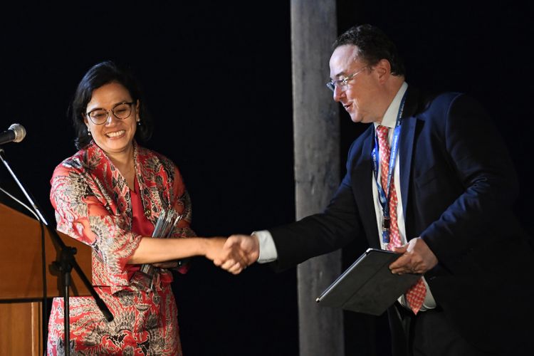 Menteri Keuangan Sri Mulyani Indrawati (kiri) mendapat ucapan selamat dari Managing Director Majalah Global Markets Toby Fildes (kanan) pada sesi Global Market Award Ceremony dalam rangkaian Pertemuan Tahunan IMF - World Bank Group 2018 di Nusa Dua, Bali, Sabtu (13/10). Menteri Keuangan Sri Mulyani Indrawati mendapatkan penghargaan Finance Minister of the Year for East Asia Pacific Awards dari majalah ekonomi Global Markets. ANTARA FOTO/ICom/AM IMF-WBG/Anis Efizudin/wsj/2018.


