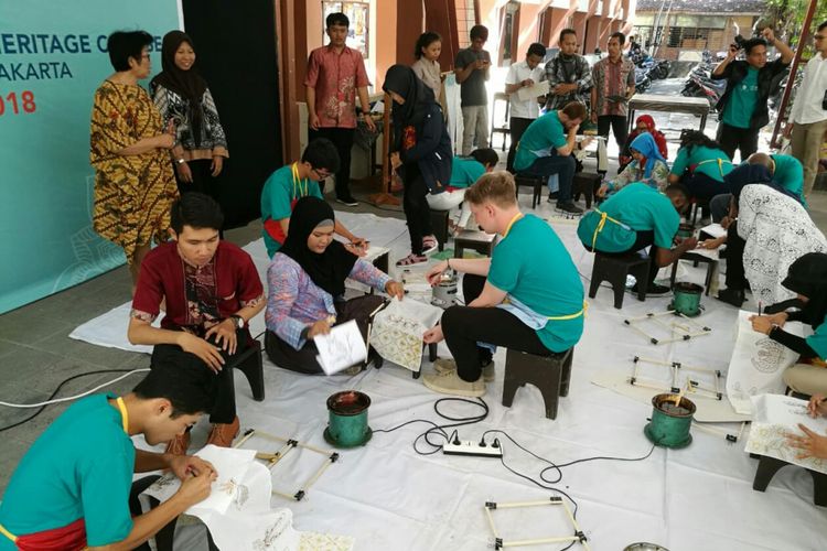 Mahasiswa asing dari 11 negera membatik di UNS Solo, Jawa Tengah, Senin (9/7/2018).