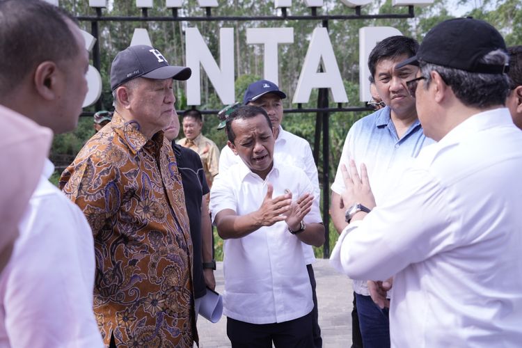 Menteri Investasi Bahlil Lahadalia bersama Pendiri PT Agung Sedayu Group Sugianto Kusuma kunjungi Ibu Kota Nusantara di Kalimantan Timur, Jumat (11/8/2023).