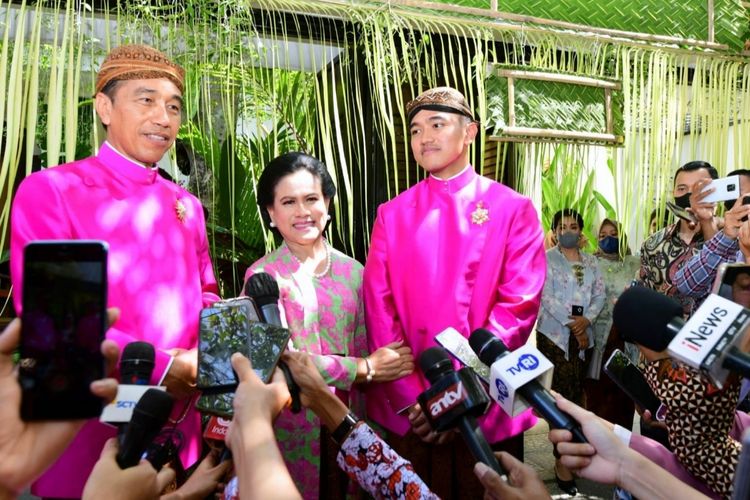 Presiden Joko Widodo didampingi Ibu Iriana Joko Widodo dan Kaesang Pangarep saat memberikan keterangan pers usai acara siraman di kediaman keluarga mereka di Sumber, Kota Surakarta, Jumat (9/12/2022).