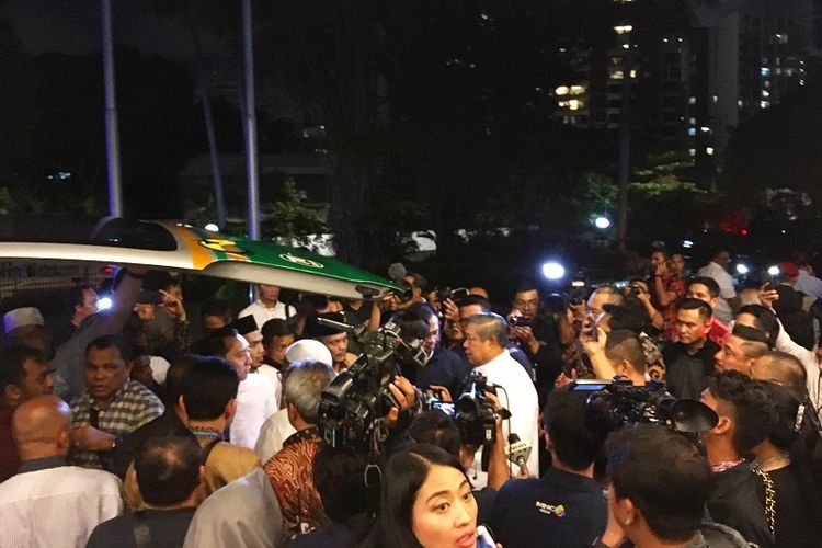 Presiden ke-6 Republik Indonesia Susilo Bambang Yudhoyono mengantar jenazah Ani Yudhoyono menuju mobil untuk dibawa ke Pangkalan Militer Paya Lebar, Singapura, untuk diterbangkan ke Jakarta, Sabtu malam (1/6/2019). (Kompas.com/Ericssen)