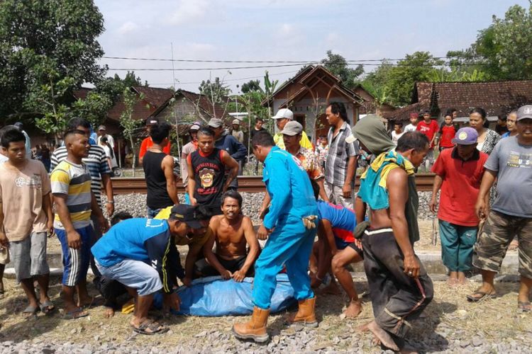 Caption : ‎Warga mengevakuasi jasad Sujiati (57) di perlintasan rel kereta api tanpa palang pintu, Desa Wado, Kecamatan Kedungtuban, Kabupaten Blora, Jawa Tengah, Minggu (4/6/2017).‎