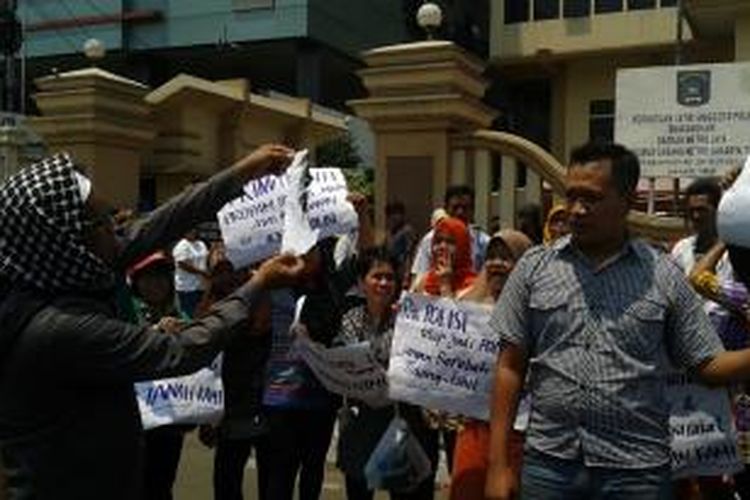 Sengketa Tanah, Warga Rawamangun Protes di depan Mapolres Jakarta Timur (13/9/2014).