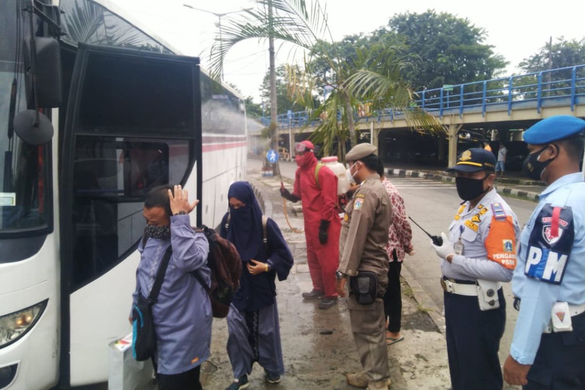 Arus balik mulai terjadi di Terminal Kampung Rambutan, Selasa (18/5/2021). Pemudik dari luar Jabodetabek mulai berdatangan di terminal yang berlokasi di Kecamatan Ciracas, Jakarta Timur itu. Bus-bus disemprot disinfektan.