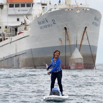 Foto Menteri Kelautan dan Perikanan Susi Pudjiastuti saat paddling di dekat kapal Silver Sea 2 yang ditangkap akibat illegal fishing.