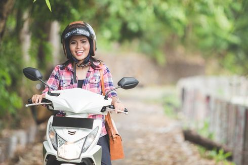 Bukan Cuma Gas dan Rem, Begini Cara Aman Wanita Naik Motor Matik