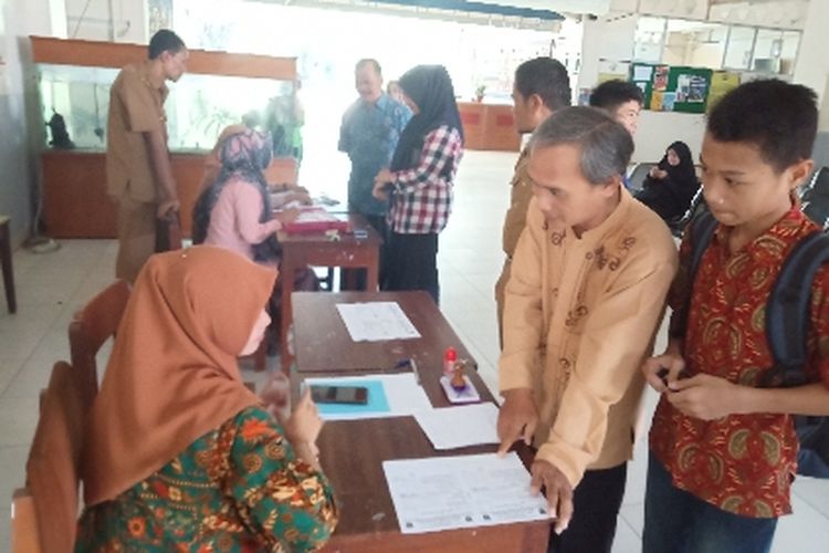 Pendaftaran PPBD di SMA 1 Padang masih sepi, terlihat tidak ada antrian saat pendaftaran, Selasa (25/6/2019).