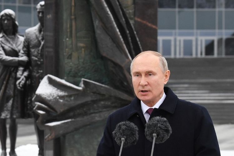 Presiden Rusia Vladimir Putin menyampaikan pidato dalam upacara yang menandai Hari Pekerja Badan Keamanan di markas besar Badan Intelijen Asing di Moskow pada 20 Desember 2020. 