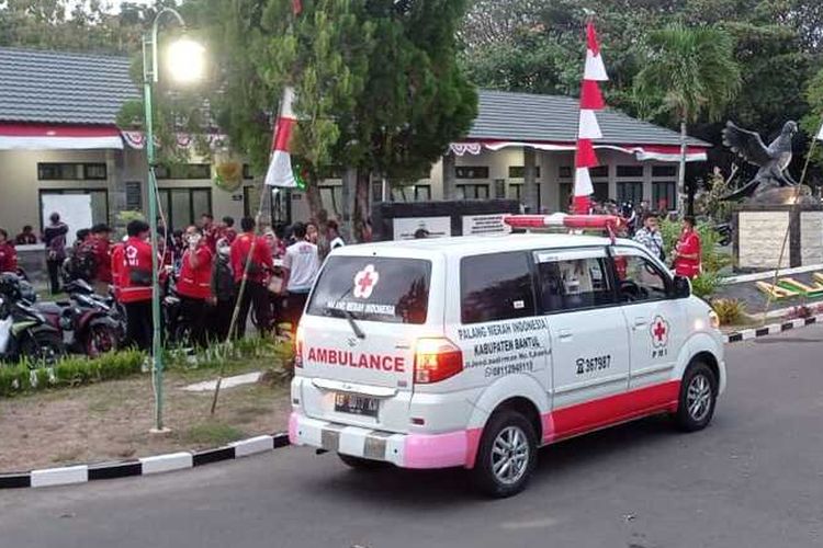Mobil ambulan saat berada di lokasi mahasiswa UPN Veteran Yogyakarta diduga mengalami keracunan saat mengikuti kegiatan outbound. (Foto dokumentasi TRC BPBD Sleman).