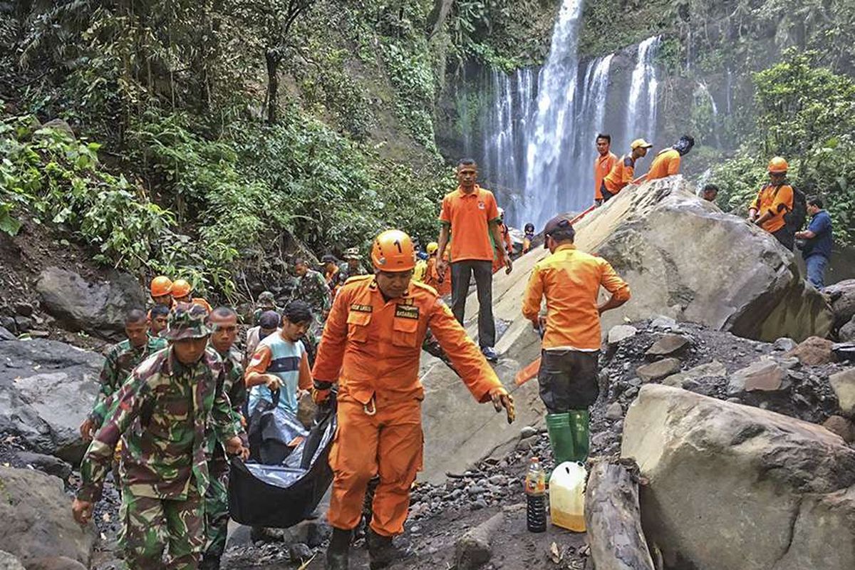 Sejumlah tim SAR gabungan mengangkat jenazah wisatawan yang tertimpa longsoran batu saat terjadi gempa di air terjun Tiu Kelep, Desa Senaru, Kecamatan Bayan, Lombok Utara, NTB, Senin (18/3/2019). Tim SAR gabungan yang terdiri dari Basarnas, TNI, Polisi dan ACT berhasil mengevakuasi jenazah wisatawan asal Malaysia yang tertimpa longsoran batu saat terjadi gempa bumi pada Minggu (17/3/2019).