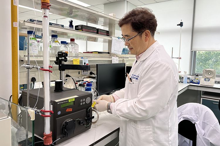 Dr. Jeong Park ketika berada di Laboratorium Biologi XJTLU