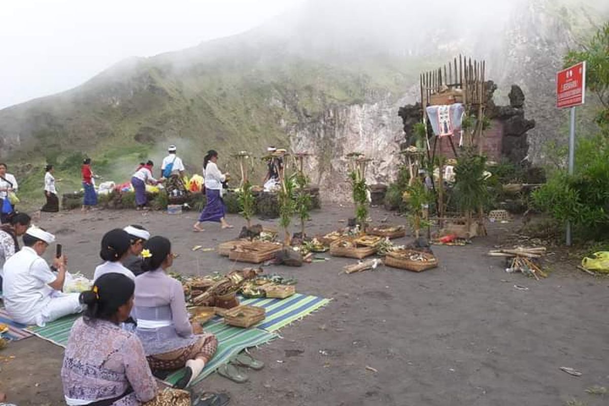 Warga Desa Adat Batur, Kintamani, Bangli, Bali,  saat mengelar ritual mecaru atau pembersihan setelah peristiwa WNA asal Kanada menari telanjang di Gunung Batur, Rabu (4/5/2022)./Dok. Istimewa