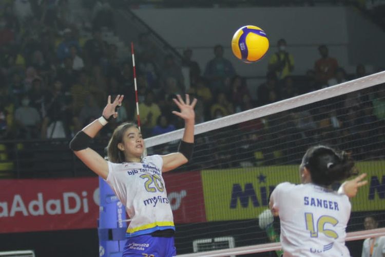 Shella Bernadetha middle blocker Bandung bjb Tandamata berupaya melancarkan quick attack menjangkau bola yang diberikan rekannya Tiara Sanger dalam final Proliga 2023, melawan Jakarta Pertamina Fastron, Sabtu (18/3/2023) di Gor Amongrogo, Yogyakarta. 