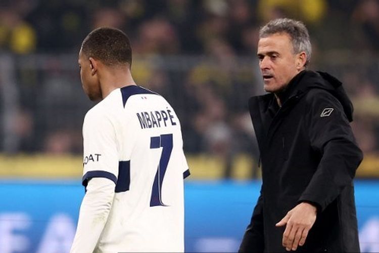 Penasihan sepak bola PSG, Luis Campos, penyerang PSG, Kylian Mbappe, dan sang pelatih Luis Enrique, bereaksi seusai laga melawan Dortmund dalam babak penyisihan Grup F Liga Champions 2023-2024 yang mempertemukan Dortmund vs PSG pada 13 Desember 2023.