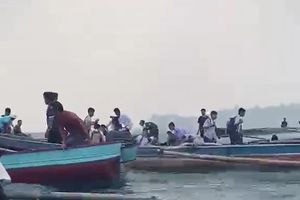 Perahu Terbalik di Mentawai: HP Terendam Air Laut, Siswa Tetap Ujian Pakai Ponsel Guru