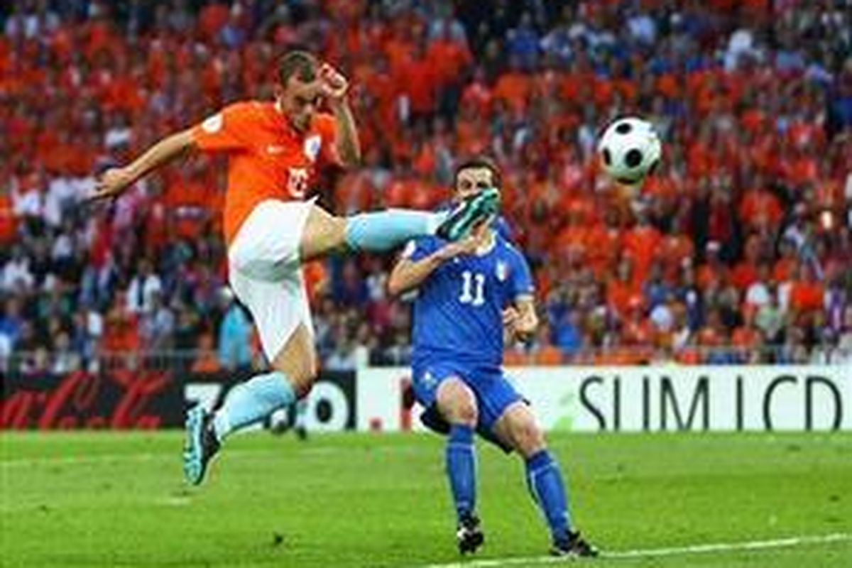 Wesley Sneijder melepaskan tendangan voli ke gawang Italia. Inilah gol kedua Belanda ketika mencukur Italia 3-0.
