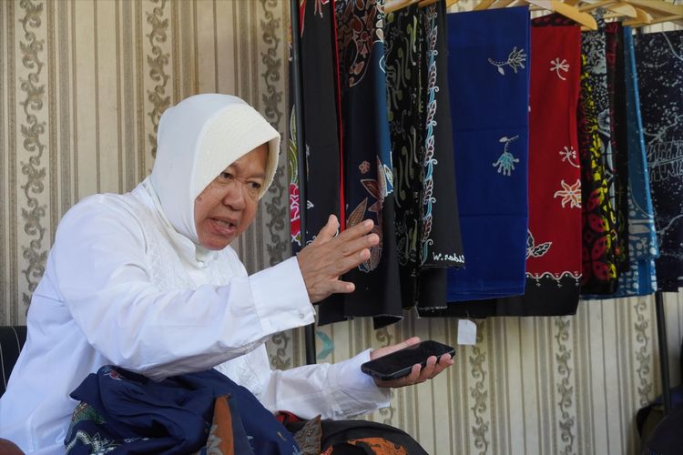 Calon Gubernur (Cagub) Jawa Timur (Jatim) nomor urut tiga, Tri Rismaharini, mengunjungi Desa Madigondo, Kecamatan Takeran, tempat berkumpulnya perajin Batik Magetan, Rabu (20/11/2024). 