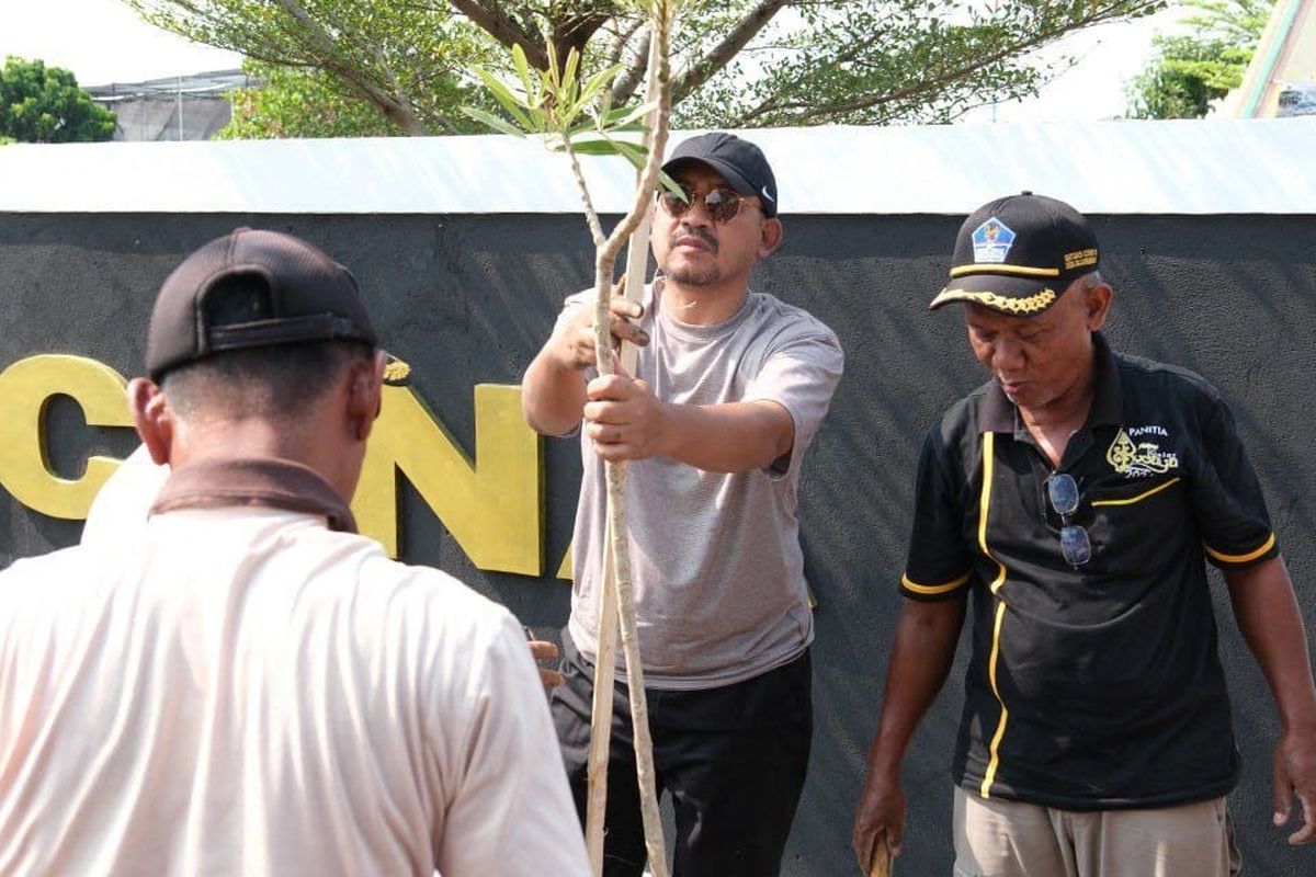 Bupati Pemalang Anom Widiyantoro (tengah) saat melaksanakan gerakan Jumat bersih, Jumat (10/10/2025).